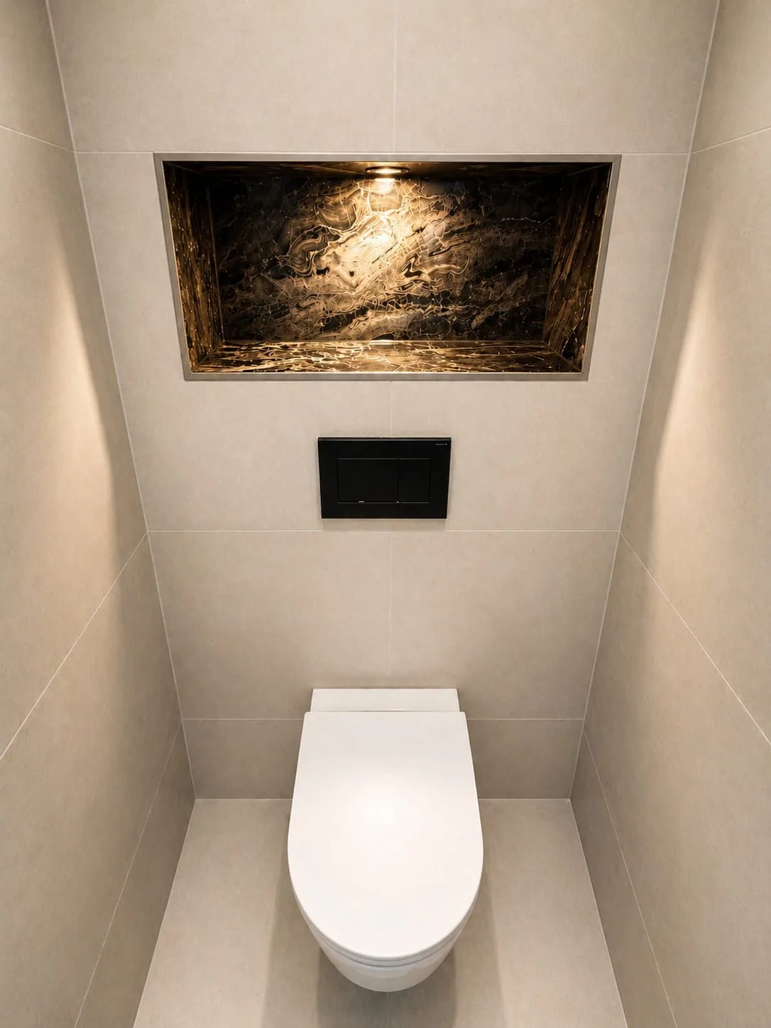 Strak toilet met hangtoilet, zwarte bedieningsplaat en verlichte nis met natuursteen