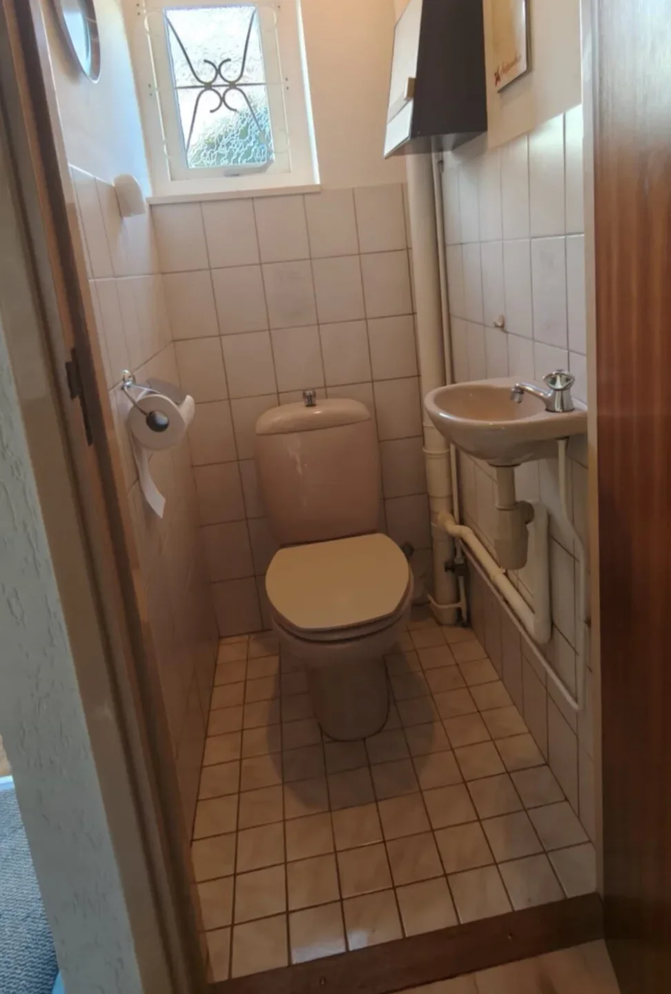 Voor: smal toilet met staand toilet en oude tegels